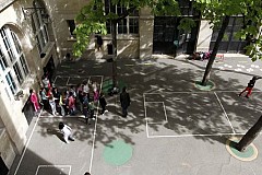 Un enfant turbulent de 8 ans terrorise son école